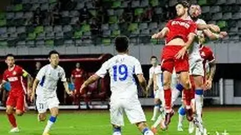 英超赛场上独步江湖：三位球星脚踢头槌，射门如虎添翼，赛季进球数突破五关斩将！——卡拉菲奥里、伊戈尔、马特塔传奇对决！