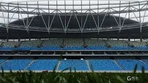 张小斐荣获金鸡影后殊荣，晒奖杯美照感恩支持者