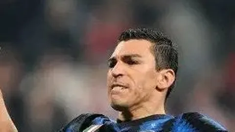 章泽天与女儿背影温馨亮相，红衣映衬如姐妹情深