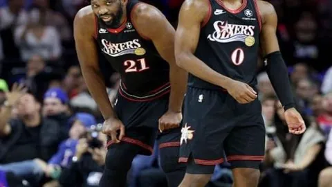 王楚钦巧计逗笑两位裁判，球技丝滑展童真，专注间透出纯真风采