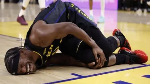 詹姆斯半场火力全开，11中7狂得31分9板2助，三分投射精准8中4！